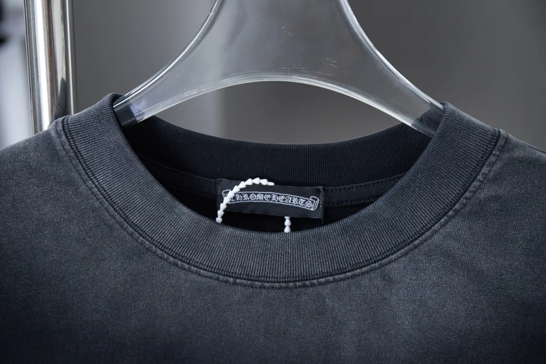 🅿️200 Ch*ome Hearte 25SS early spring new style, Croix heart logo printed short sleeves, light luxury, a must-have item for daily commuting for men and women, correct version, welcome to compare, detailed features · 320g 100% pure cotton double yarn jersey fabric · Custom dyed in the same vat, special thickened 32 count double-strand 1X1 thread · Digital direct printing ➕ Three-dimensional thick letter logo · Ready-to-wear dyeing Then do the faded fried snowflake process, then wash it to make it look old · General washing to improve the effect · Double needle stitching and cross-stitch process · Original main mark, washed tag, brand moisture-proof paper packaging Color: black/white Size: S/M/L/XL
